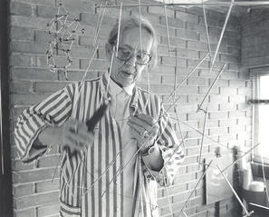 Picture of Gego in her studio in Caracas in 1985
