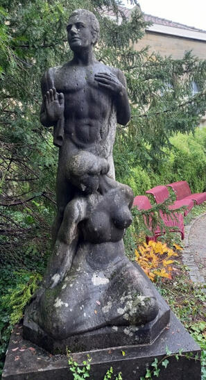 Fotografie einer Statue die zwei Personen zeigt