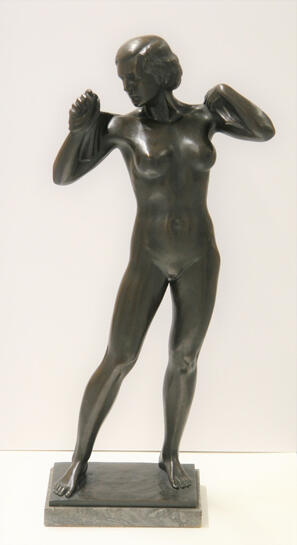 Fotografie einer Frauenstatue aus Bronze
