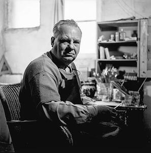 Willi Baumeister im Atelier, 1954