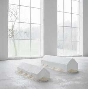Zwei Reishäuser im Atelier von Wolfgang Laib