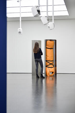 Installationsansicht der Ausstellung SHIFT mit Arbeiten von Christian Kosmas Mayer